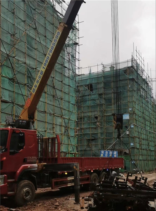 吐鲁番市“慢工细活”—— 吊车的 “微动控制” 技术
