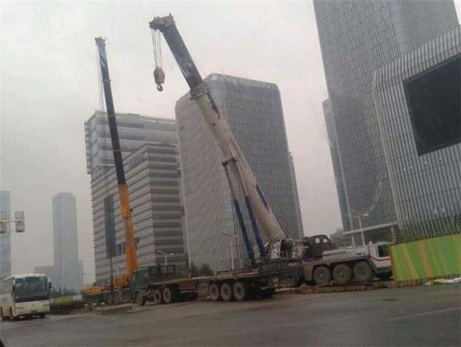吐鲁番市“自动找平”—— 吊车的 “平地神器” 技术