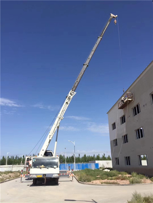 吐鲁番市“轻装强干”—— 吊车的 “轻量化臂架” 技术