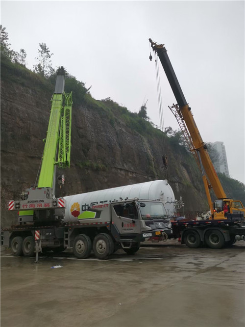 吐鲁番市“不怕风雨冻”—— 吊车的 “恶劣环境适应” 技术